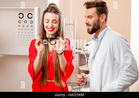 Augenarzt mit Patientin Stockfoto