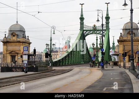 Szabadság híd (in englischer Sprache: Freiheitsbrücke oder Freiheitsbrücke) in Budapest, Ungarn, verbindet Buda und Pest über die Donau. Es ist die dritte südlichsten öffentliche Straßenbrücke in Budapest, und befindet sich am südlichen Ende des Stadtzentrums. Es hieß ursprünglich Ferenc József híd (Franz-Joseph-Brücke). Stockfoto