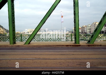 Szabadság híd (in englischer Sprache: Freiheitsbrücke oder Freiheitsbrücke) in Budapest, Ungarn, verbindet Buda und Pest über die Donau. Es ist die dritte südlichsten öffentliche Straßenbrücke in Budapest, und befindet sich am südlichen Ende des Stadtzentrums. Es hieß ursprünglich Ferenc József híd (Franz-Joseph-Brücke). Stockfoto