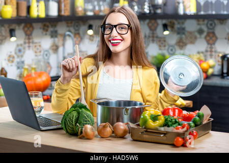 Frau in der Küche Stockfoto