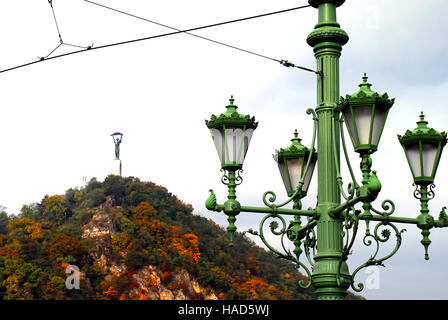 Straßenlaternen auf der Szabadság híd (in englischer Sprache: Freiheitsbrücke oder Freiheitsbrücke) in Budapest, Ungarn, verbindet Buda und Pest über die Donau. Es ist die dritte südlichsten öffentliche Straßenbrücke in Budapest, und befindet sich am südlichen Ende des Stadtzentrums. Es hieß ursprünglich Ferenc József híd (Franz-Joseph-Brücke). Auf Grund der Statue of Liberty 14 Meter hoch, das Werk des Bildhauers Zsigmond Kisfaludy Strobi, 1947 in Erinnerung an die Befreiung des Landes von den Nazis auf den Gellertberg errichtet. Stockfoto