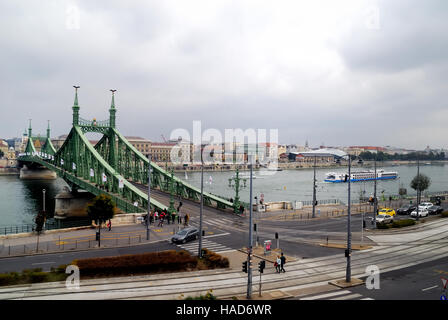 Szabadság híd (in englischer Sprache: Freiheitsbrücke oder Freiheitsbrücke) in Budapest, Ungarn, verbindet Buda und Pest über die Donau. Es ist die dritte südlichsten öffentliche Straßenbrücke in Budapest, und befindet sich am südlichen Ende des Stadtzentrums. Es hieß ursprünglich Ferenc József híd (Franz-Joseph-Brücke). Stockfoto