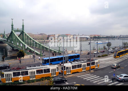 Szabadság híd (in englischer Sprache: Freiheitsbrücke oder Freiheitsbrücke) in Budapest, Ungarn, verbindet Buda und Pest über die Donau. Es ist die dritte südlichsten öffentliche Straßenbrücke in Budapest, und befindet sich am südlichen Ende des Stadtzentrums. Es hieß ursprünglich Ferenc József híd (Franz-Joseph-Brücke). Stockfoto