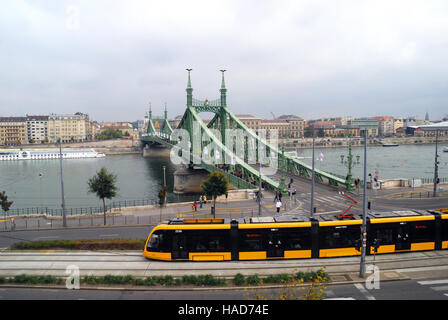 Szabadság híd (in englischer Sprache: Freiheitsbrücke oder Freiheitsbrücke) in Budapest, Ungarn, verbindet Buda und Pest über die Donau. Es ist die dritte südlichsten öffentliche Straßenbrücke in Budapest, und befindet sich am südlichen Ende des Stadtzentrums. Es hieß ursprünglich Ferenc József híd (Franz-Joseph-Brücke). Stockfoto