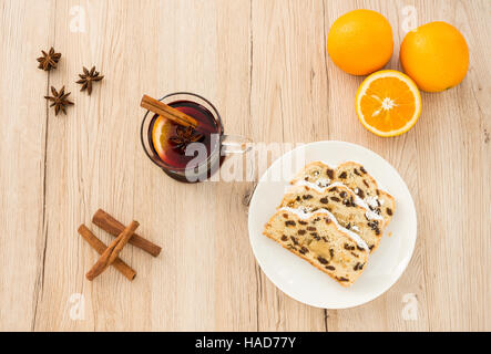 Glas Glühwein und Christstollen Scheiben Stockfoto