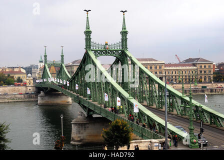 Szabadság híd (in englischer Sprache: Freiheitsbrücke oder Freiheitsbrücke) in Budapest, Ungarn, verbindet Buda und Pest über die Donau. Es ist die dritte südlichsten öffentliche Straßenbrücke in Budapest, und befindet sich am südlichen Ende des Stadtzentrums. Es hieß ursprünglich Ferenc József híd (Franz-Joseph-Brücke). Stockfoto