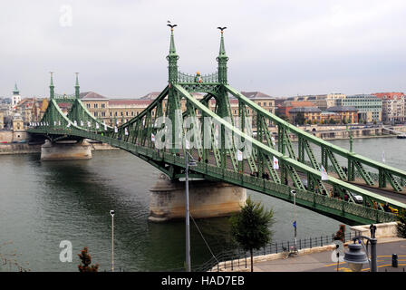 Szabadság híd (in englischer Sprache: Freiheitsbrücke oder Freiheitsbrücke) in Budapest, Ungarn, verbindet Buda und Pest über die Donau. Es ist die dritte südlichsten öffentliche Straßenbrücke in Budapest, und befindet sich am südlichen Ende des Stadtzentrums. Es hieß ursprünglich Ferenc József híd (Franz-Joseph-Brücke). Stockfoto