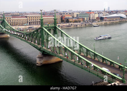 Szabadság híd (in englischer Sprache: Freiheitsbrücke oder Freiheitsbrücke) in Budapest, Ungarn, verbindet Buda und Pest über die Donau. Es ist die dritte südlichsten öffentliche Straßenbrücke in Budapest, und befindet sich am südlichen Ende des Stadtzentrums. Es hieß ursprünglich Ferenc József híd (Franz-Joseph-Brücke). Stockfoto