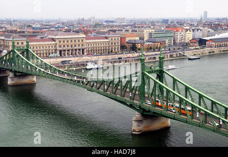 Szabadság híd (in englischer Sprache: Freiheitsbrücke oder Freiheitsbrücke) in Budapest, Ungarn, verbindet Buda und Pest über die Donau. Es ist die dritte südlichsten öffentliche Straßenbrücke in Budapest, und befindet sich am südlichen Ende des Stadtzentrums. Es hieß ursprünglich Ferenc József híd (Franz-Joseph-Brücke). Stockfoto