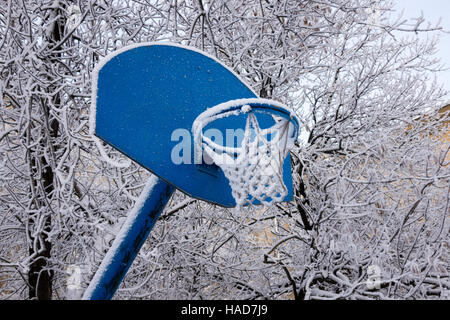 Schneebedeckte Basketballkorb Stockfoto