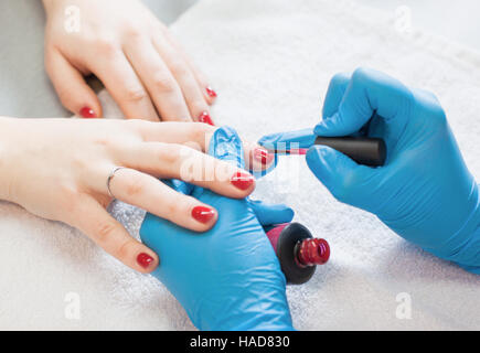 Nagel Styling Farbe Nagellack. Farbige Maniküre Nägel kosmetische farbige Lackmalerei Stockfoto