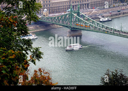 Szabadság híd (in englischer Sprache: Freiheitsbrücke oder Freiheitsbrücke) in Budapest, Ungarn, verbindet Buda und Pest über die Donau. Es ist die dritte südlichsten öffentliche Straßenbrücke in Budapest, und befindet sich am südlichen Ende des Stadtzentrums. Es hieß ursprünglich Ferenc József híd (Franz-Joseph-Brücke). Stockfoto