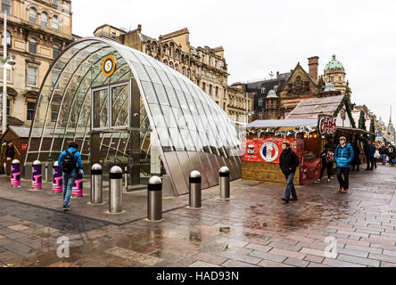 Glasgow Weihnachtsmarkt Dezember 2016 in St. Enoch Square Glasgow Schottland mit Eingang zur U-Bahn Stockfoto