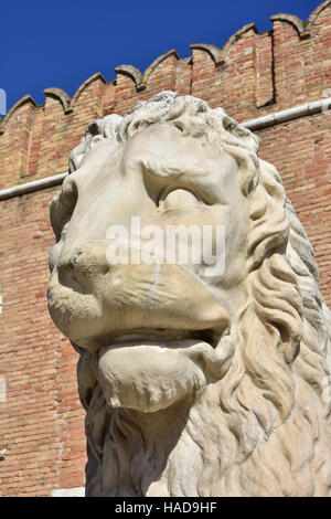 Piraeus Löwe, eine antike Statue am Eingang des Venetian Arsenal Stockfoto