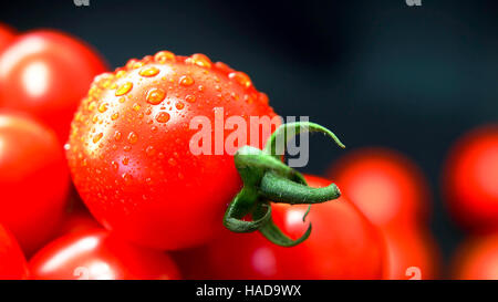 Tomaten. Cherry-Tomaten. Cocktailtomaten. Frischen Traubensaft Tomaten auf schwarzem Hintergrund Stockfoto