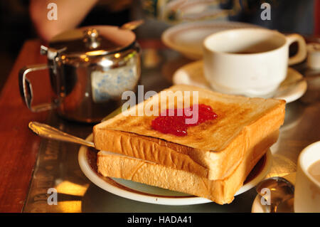 Frühstück Toast mit Erdbeermarmelade und englischen Tee Stockfoto