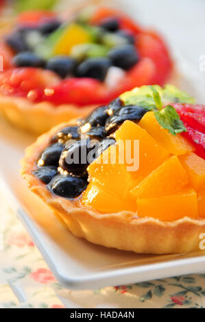 Zwei Fruchttorte auf weiße Schale, Nahaufnahme Stockfoto