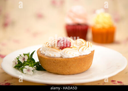 Erdbeeren und Vanillecreme Torte auf einem weißen Teller Stockfoto