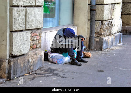 Budapest, Ungarn. Eine Obdachlose in Ulloi Utca (Englisch: Ulloi Straße) Stockfoto