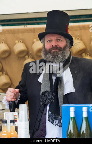 Abschaltdruck Halter mit Getränken im Victorian Weihnachtsfest in Portsmouth, Hampshire, England Großbritannien im November Stockfoto