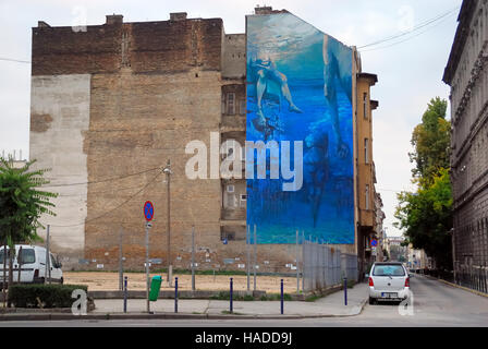 Budapest, Ungarn. Ulloi Utca (Englisch. Ulloi Straße). Ein großes Wandbild an der Fassade eines Gebäudes. Stockfoto