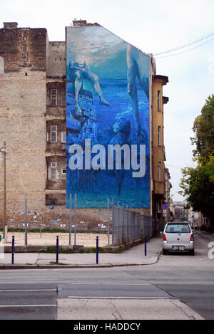 Budapest, Ungarn. Ulloi Utca (Englisch. Ulloi Straße). Ein großes Wandbild an der Fassade eines Gebäudes. Stockfoto