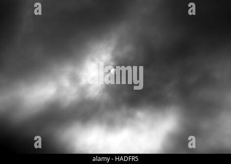 Sonnenfinsternis-Himmel im bewölkten Himmel, Landschaft und Natur Stockfoto
