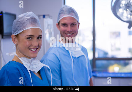 Porträt von männlichen und weiblichen Krankenschwester lächelnd in Betrieb-theater Stockfoto