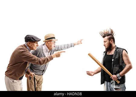 Zwei ältere Männer Streit mit einem punker isoliert auf weißem Hintergrund Stockfoto