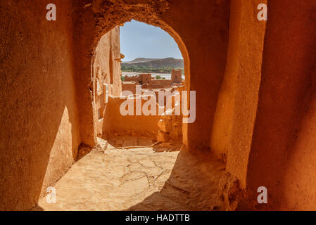 Gänge im Inneren der Ksar Ait Ben Haddou in Marokko. Stockfoto