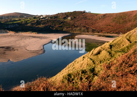 Drei Klippen Bucht am Penmaen. Eine Flut füllt sich das Tal mit den Überlegungen von den klaren Himmel blauen Himmel. Stockfoto