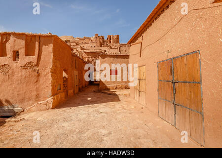 Gänge im Inneren der Ksar Ait Ben Haddou in Marokko. Stockfoto