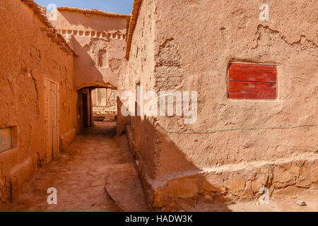 Gänge im Inneren der Ksar Ait Ben Haddou in Marokko. Stockfoto