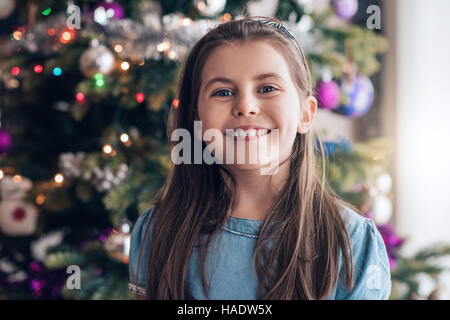 Lächelnde Mädchen am Weihnachtsmorgen Stockfoto