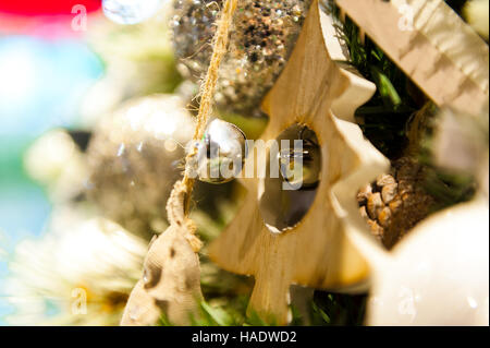Weihnachten Fir Tree Toys alte hölzerne hängen Zweig brennende Kerzen, Boxen, Kugeln, Pinienzapfen, Walnüsse, Branchesin Hintergrund andere Dekorationen und Girlanden. Textfreiraum. Stockfoto