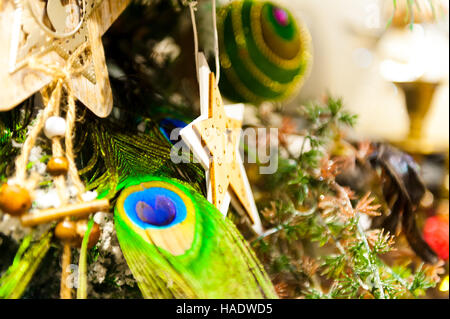 Weihnachten Fir Tree Toys alte hölzerne hängen Zweig brennende Kerzen, Boxen, Kugeln, Pinienzapfen, Walnüsse, Branchesin Hintergrund andere Dekorationen und Girlanden. Textfreiraum. Stockfoto