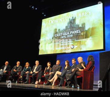 NEW YORK, NY. 8. Dezember 2015.  Darsteller und Macher von "Downtown Abbey" auf dem PBS-Panel. © Veronica Bruno/Alamy Stockfoto