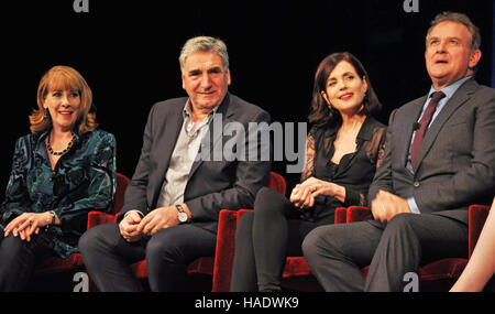 NEW YORK, NY. 8. Dezember 2015.  Darsteller und Macher von "Downtown Abbey" auf dem PBS-Panel. © Veronica Bruno/Alamy Stockfoto