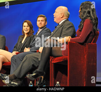 NEW YORK, NY. 8. Dezember 2015.  Darsteller und Macher von "Downtown Abbey" auf dem PBS-Panel. © Veronica Bruno/Alamy Stockfoto