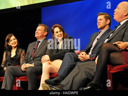 NEW YORK, NY. 8. Dezember 2015.  Darsteller und Macher von "Downtown Abbey" auf dem PBS-Panel. © Veronica Bruno/Alamy Stockfoto