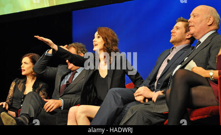 NEW YORK, NY. 8. Dezember 2015.  Darsteller und Macher von "Downtown Abbey" auf dem PBS-Panel. © Veronica Bruno/Alamy Stockfoto