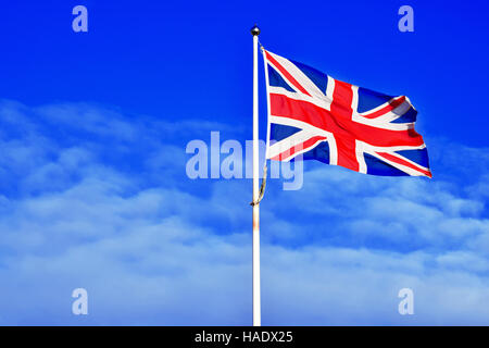 Großbritannien Flagge auf blauem Himmel Stockfoto