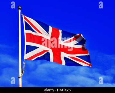 Großbritannien Flagge auf blauem Himmel Stockfoto