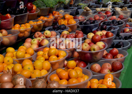 Frisches Obst und Gemüse auf dem Stadtmarkt Stockfoto