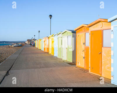 Ansicht der Strandhütten auf Seaford Promenade in Sussex Stockfoto