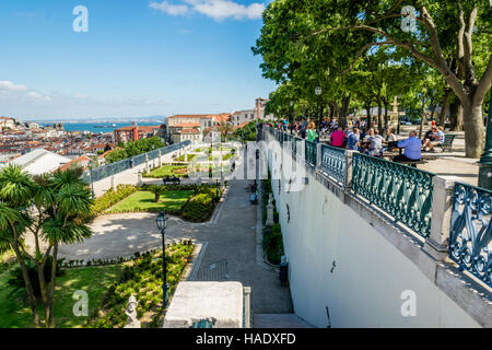 Blick vom MIRADOURO DE São PEDRO DE ALCANTARA Stockfoto