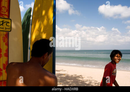 Surfer am Strand von Kuta. Surfunterricht. Bali. Kuta ist eine Küstenstadt im Süden von der Insel Lombok in Indonesien. Die Landschaft ist berauscht Stockfoto