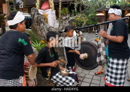 Galungan. Ubud Affenwald. Ubud. Heiligen Affen Wald von Padangtegal. Mehrere junge Menschen spielen Sie Musik durch die Straßen von Ubud während der celebr Stockfoto