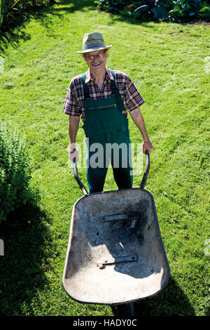 Gärtner mit Wheel barrow Stockfoto