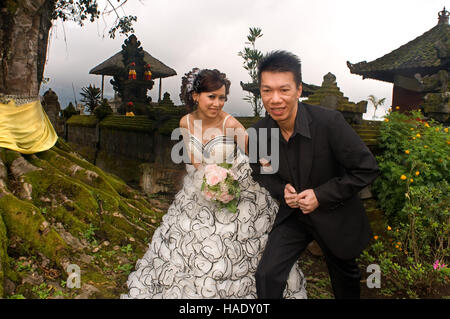 Bali Tempel auf einem See Pura Ulun Danu Bratan Indonesien. Ein paar die Hochzeit Fotos nächste wichtige Tempel Pura Ulan Danu Bratan zu tun. Zentralen Berg Stockfoto